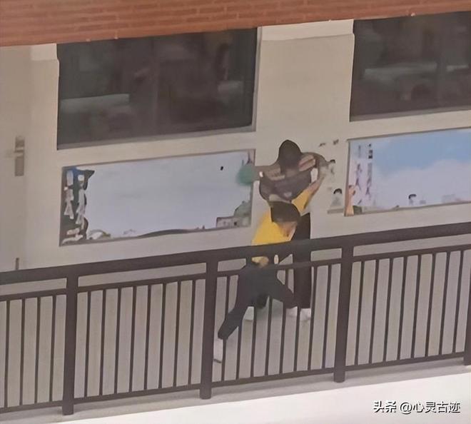监控画面曝光父亲行为被怒骂太恶心人ag九游会登录反转！向老师滋水后续(图8)